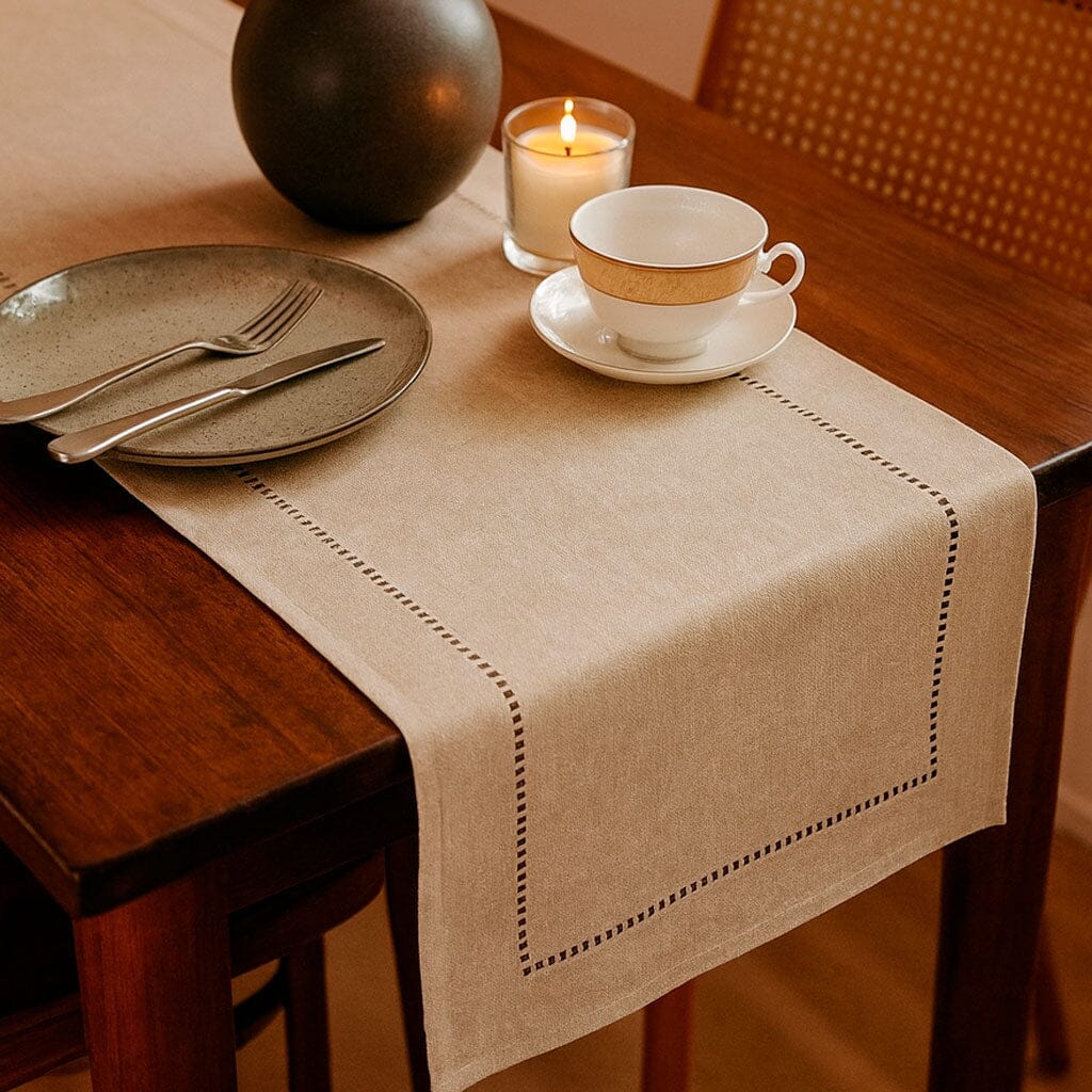 Camino de Mesa de Lino Minimalista con Detalle Calado