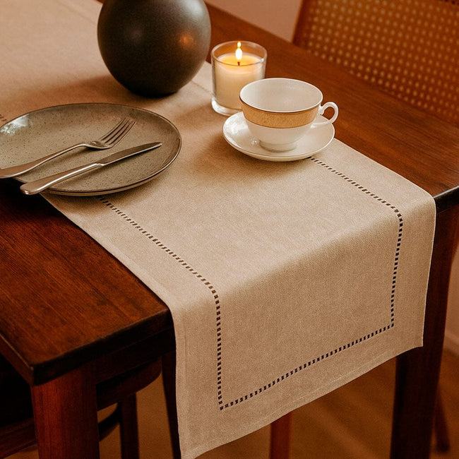 Camino de Mesa de Lino Minimalista con Detalle Calado Main Image