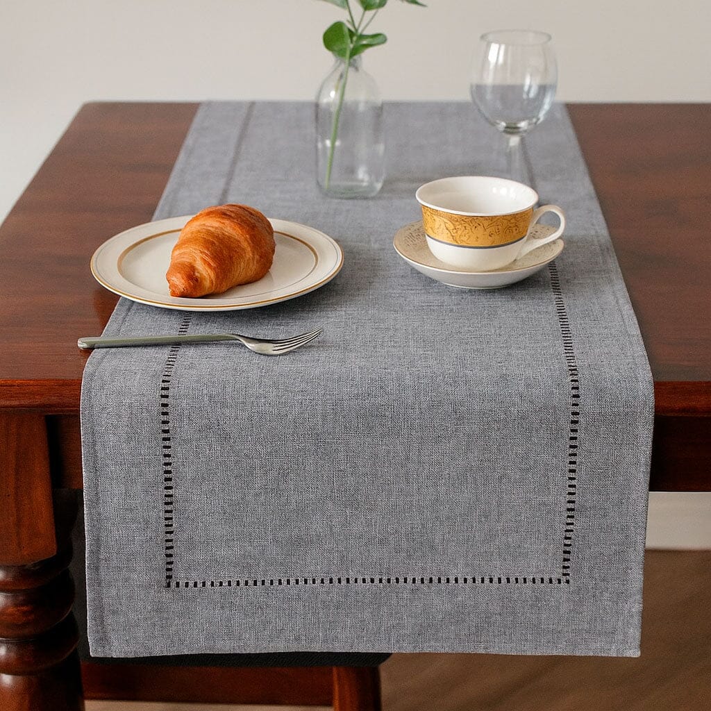 Camino de Mesa de Lino Minimalista con Detalle Calado