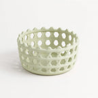 Cesta Decorativa de Cerámica Calada con Diseño Artesanal