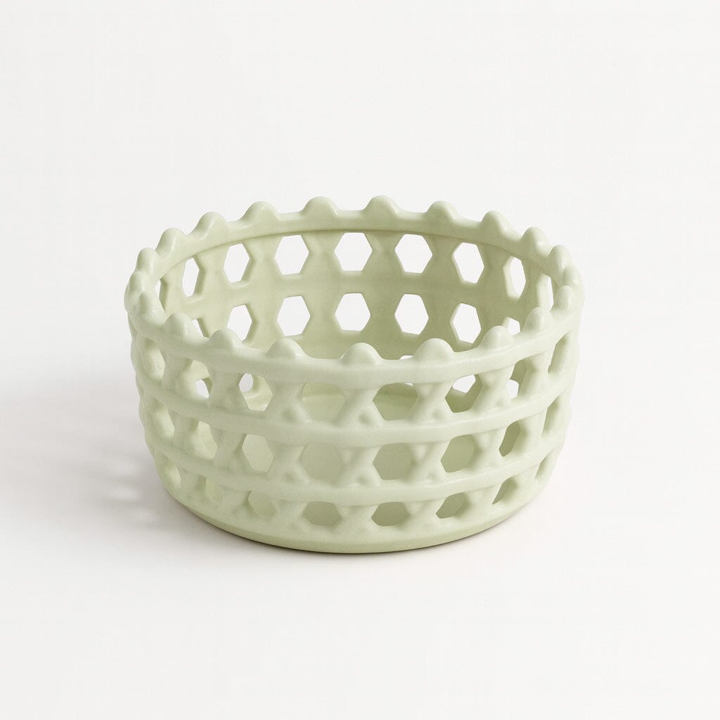 Cesta Decorativa de Cerámica Calada con Diseño Artesanal