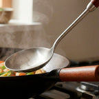 Cuchara para Wok de Acero Inoxidable con Mango de Madera