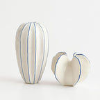 Florero Decorativo de Cerámica con Diseño Escultural en Blanco y Azul