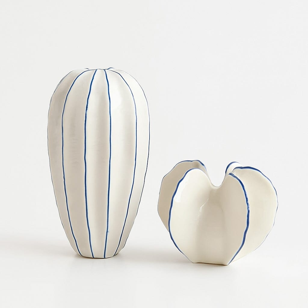 Florero Decorativo de Cerámica con Diseño Escultural en Blanco y Azul