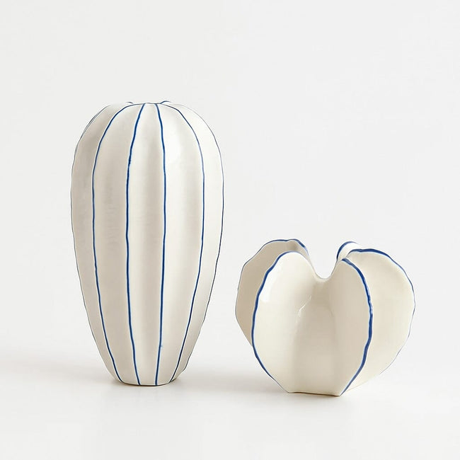 Florero Decorativo de Cerámica con Diseño Escultural en Blanco y Azul Hover Image