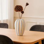 Florero Decorativo de Cerámica con Diseño Escultural en Blanco y Azul