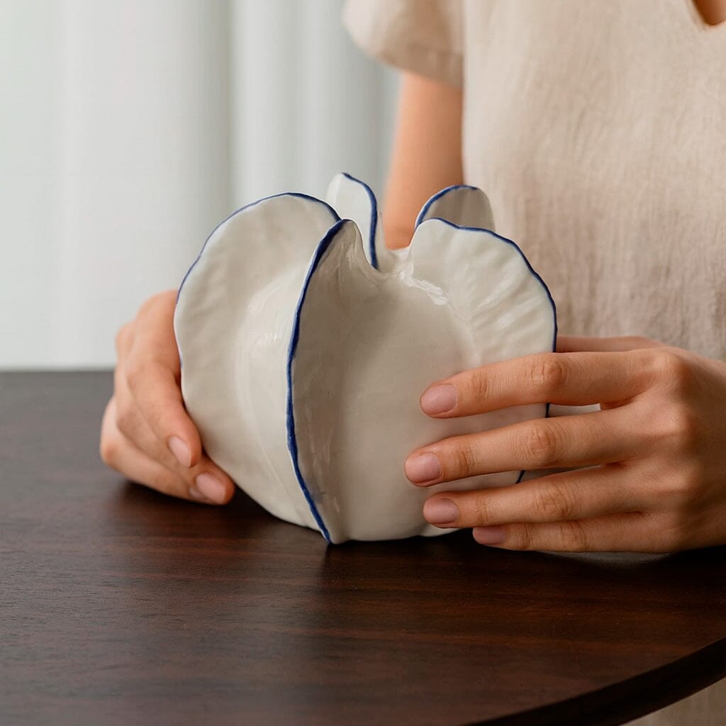 Florero Decorativo de Cerámica con Diseño Escultural en Blanco y Azul