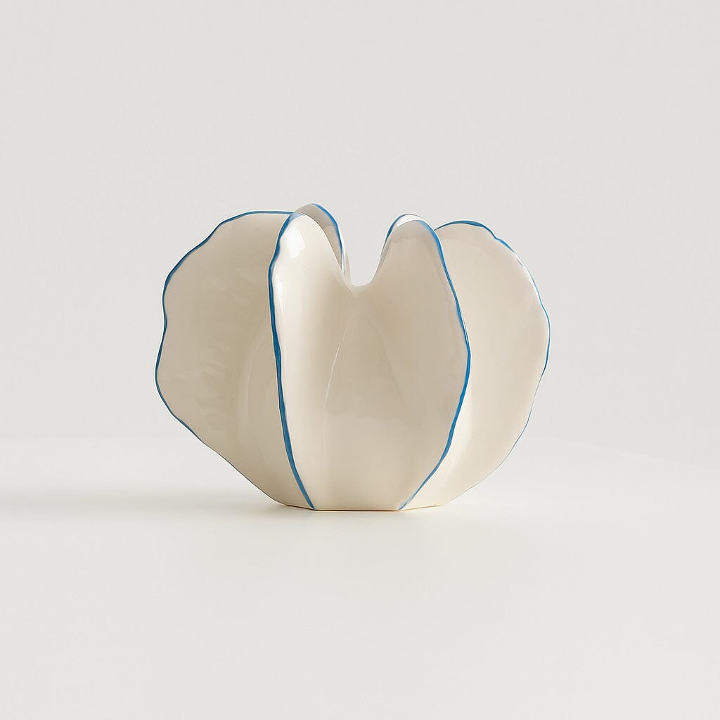 Florero Decorativo de Cerámica con Diseño Escultural en Blanco y Azul