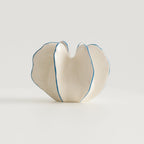Florero Decorativo de Cerámica con Diseño Escultural en Blanco y Azul