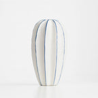 Florero Decorativo de Cerámica con Diseño Escultural en Blanco y Azul