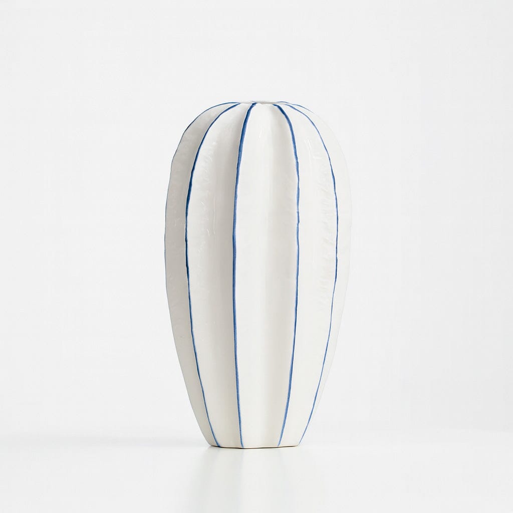 Florero Decorativo de Cerámica con Diseño Escultural en Blanco y Azul