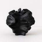 Jarrón de Cerámica Esculpido con Diseño de Ondas