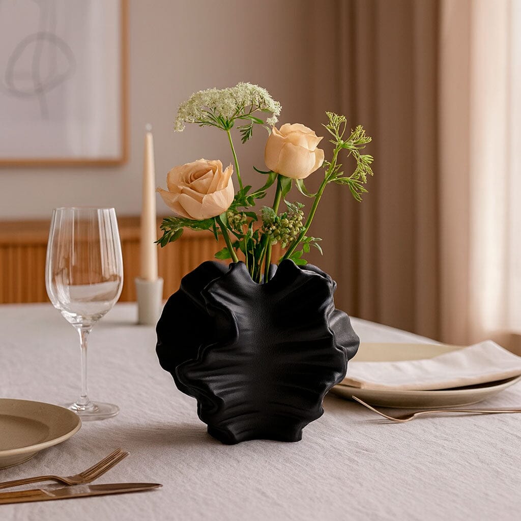 Jarrón de Cerámica Esculpido con Diseño de Ondas