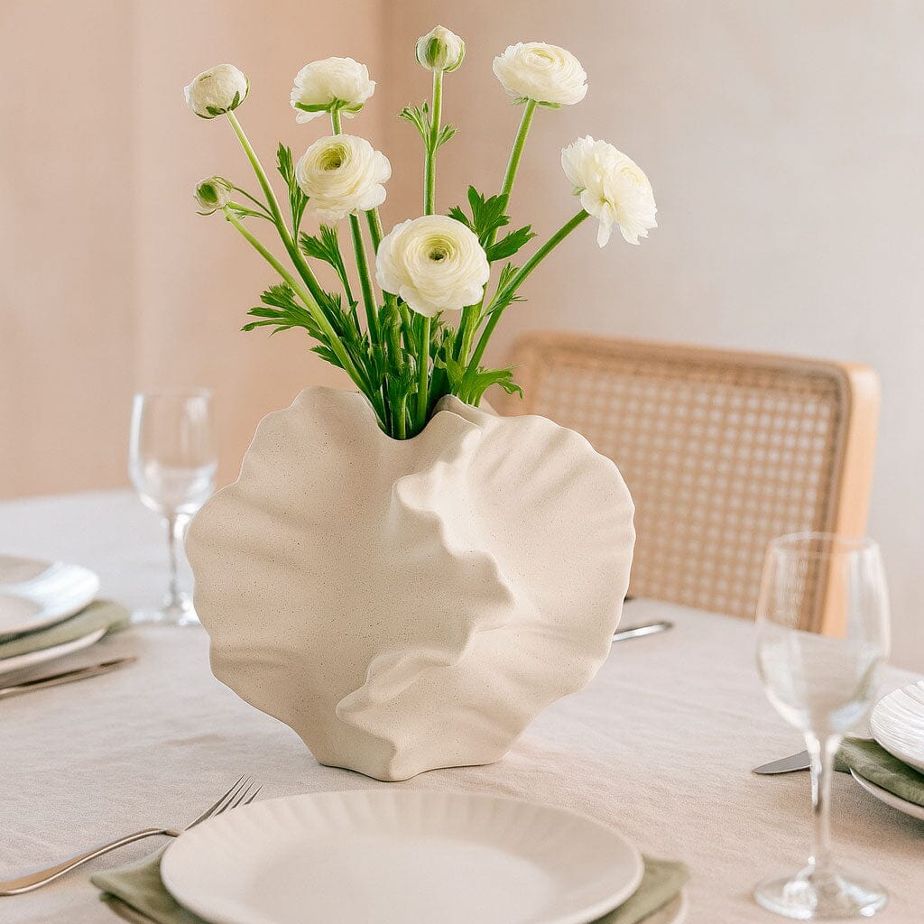 Jarrón de Cerámica Esculpido con Diseño de Ondas