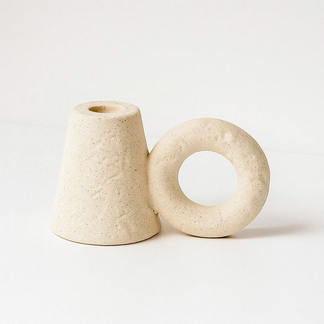 Portavelas de Cerámica con Diseño Escultórico Hover Image