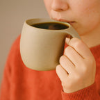 Taza De Cerámica Con Asa Anatómica Y Base De Madera