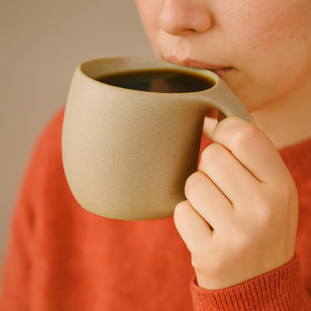 Taza De Cerámica Con Asa Anatómica Y Base De Madera